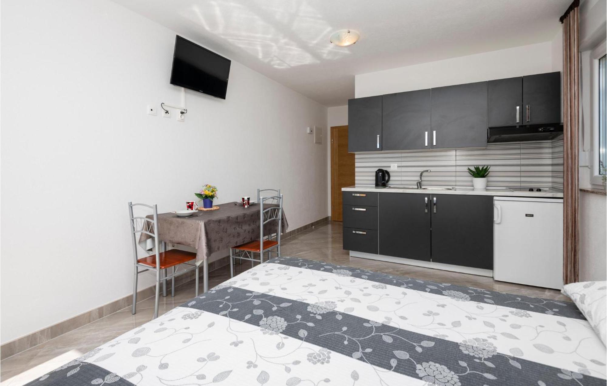 Stunning Apartment In Krvavica With Kitchen Exteriör bild